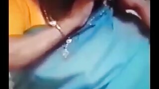 منی اسکرٹ میں ملبوس  ...